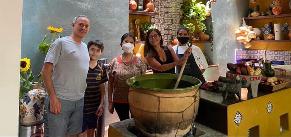 López-Gatell de paseo en Oaxaca tras aparecer enfermo en mañanera de AMLO