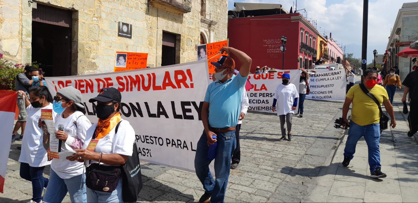 Marchan integrantes de la Coordinadora de General de Sabuesos Guerrera de Oaxaca