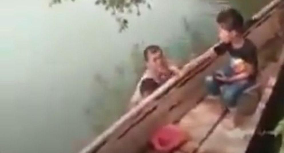 Captan a hombre desnudo dentro de río junto a una niña; fiscalía investiga