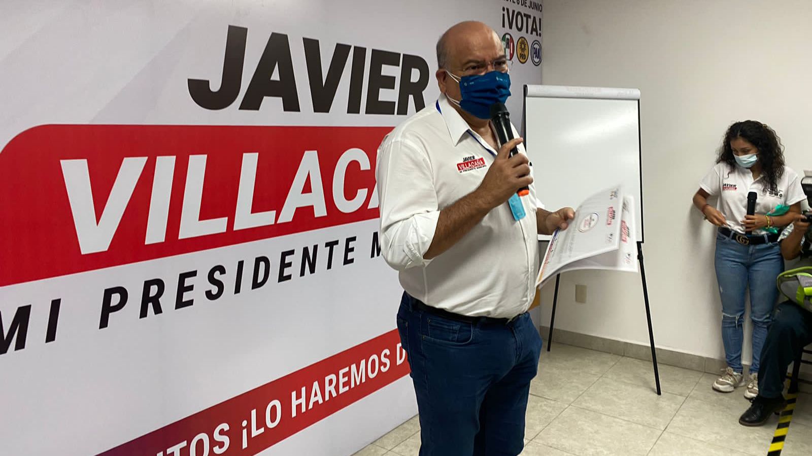 Javier Villacaña firma compromisos en beneficio de los jóvenes