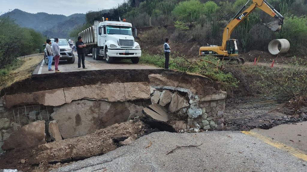 Lluvias dejan dos personas sin vidas y derrumbes en Oaxaca