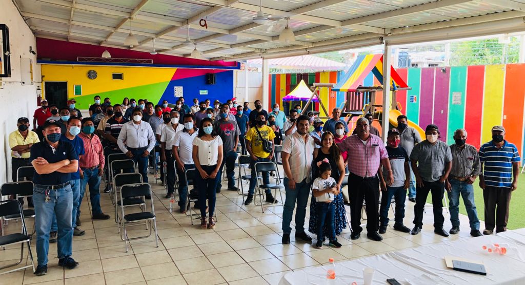 Felicita Lupita Díaz Pantoja a secretario de CLTM Emilio García tras aprobar sus reglamentos internos