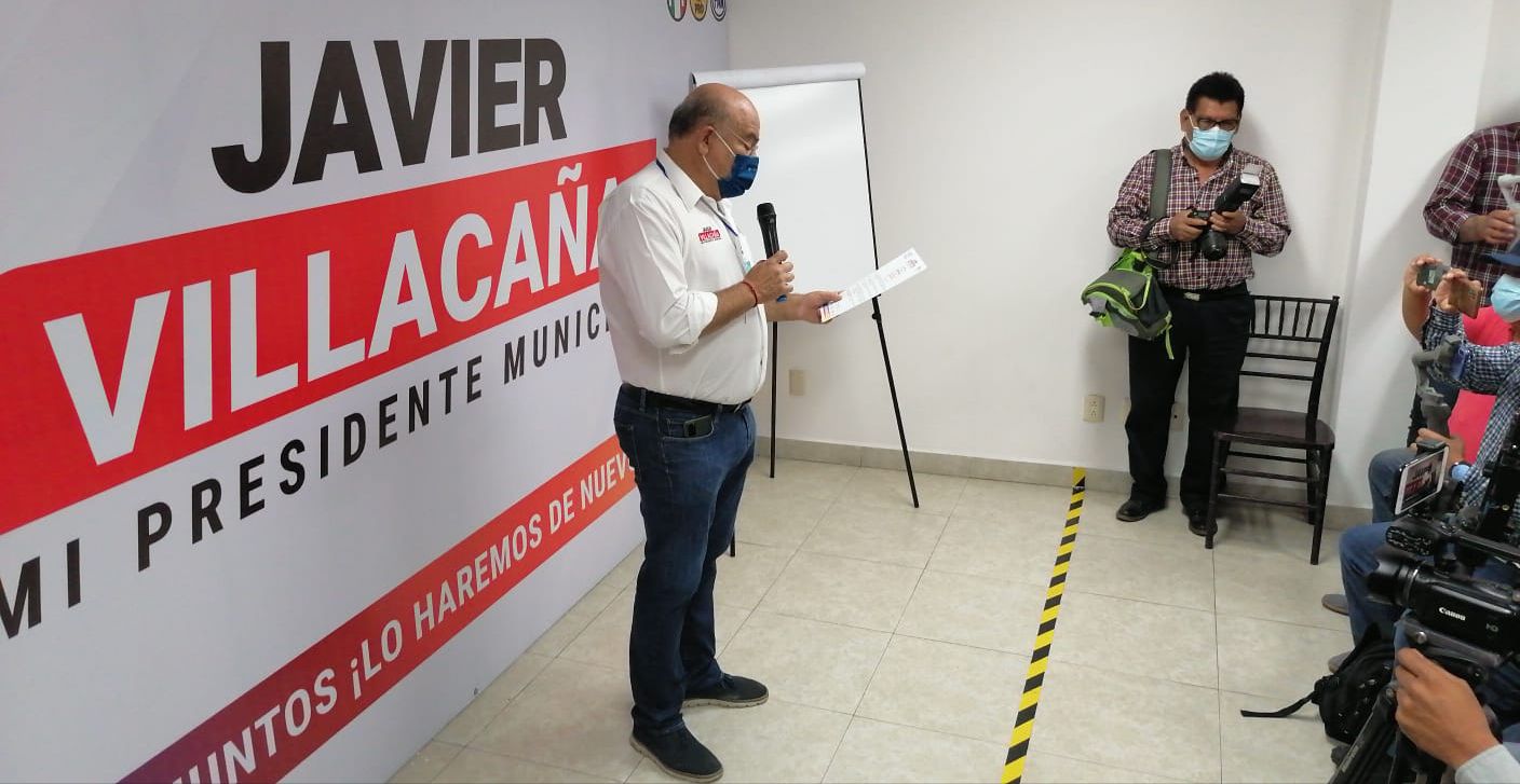 Firma Javier Villacaña compromisos con personas con discapacidad