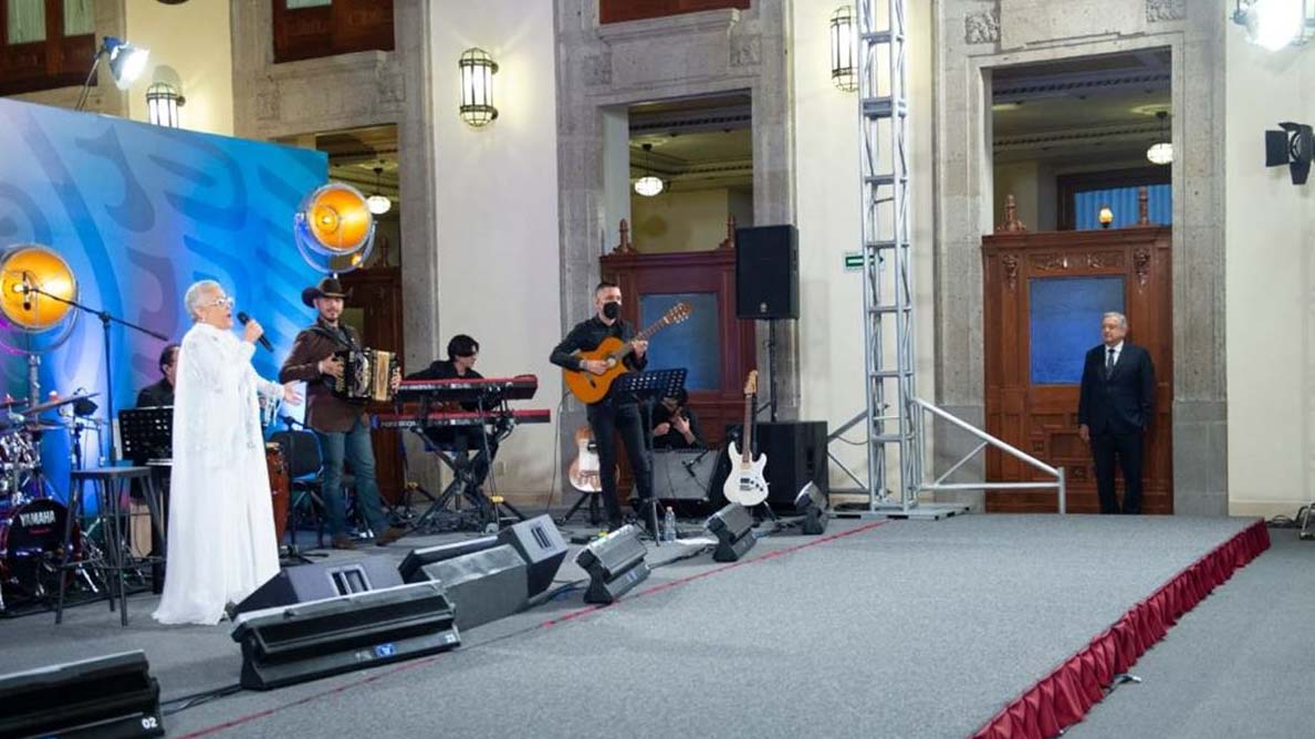 Convierten la ‘mañanera’ en festival de Día de las Madres