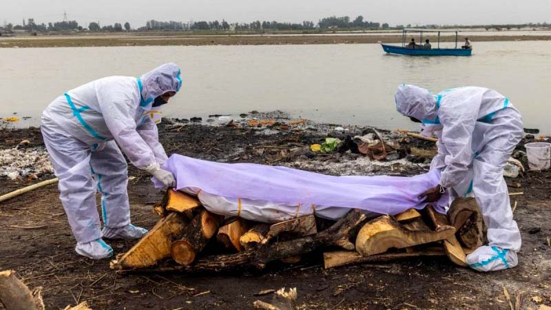 Instalan red para atrapar cadáveres en el río Ganges