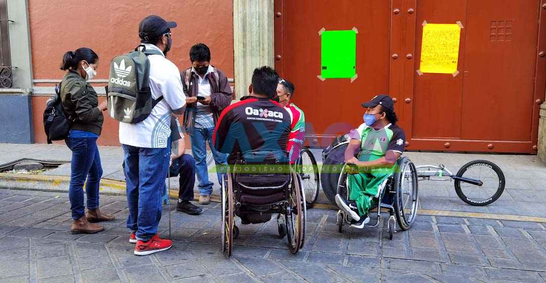 Medallistas paralimpicos de Oaxaca protestan en Casa Oficial