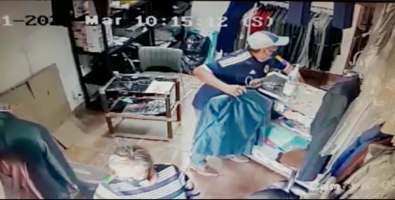 Ladrón es captando robando celular en tienda de ropa del Jardín Morelos, Oaxaca