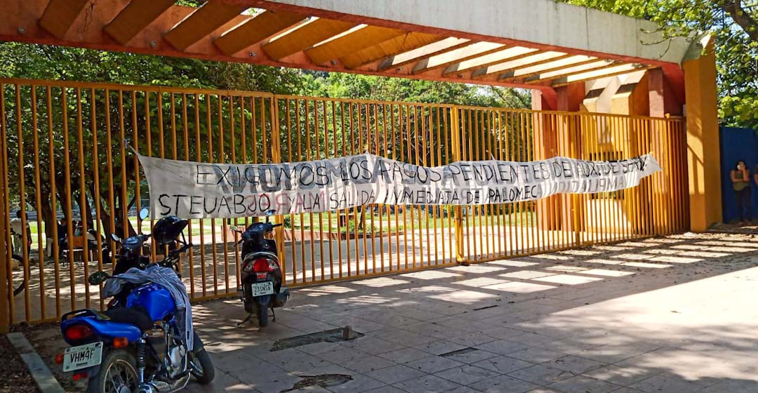 Eventuales del STEUABJO exigen salida de Veronica y Palomec por falta de pagos