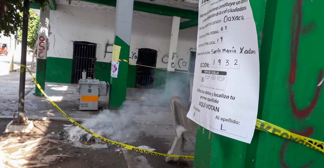 VIDEO: Queman paquetería electoral en Laollaga y Xadani, GN detuvo a sujetos