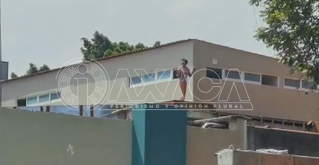 VIDEO: Paramédicos y Policías rescatan a mujer en el techo del HGZ 01 IMSS, Oaxaca