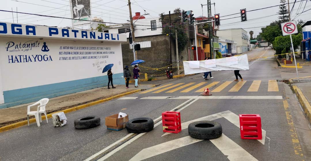 Tras dos días de bloqueo vecinos del ex marquesado liberan la calle Niños Héroes