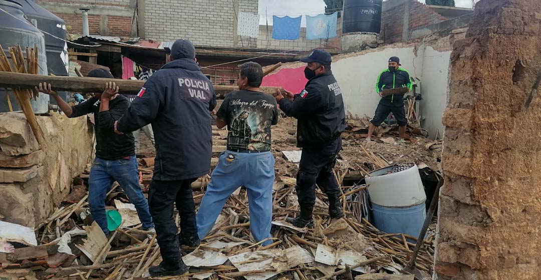 Auxilia Policía Vial Estatal a familia que quedo atrapa por derrumbe