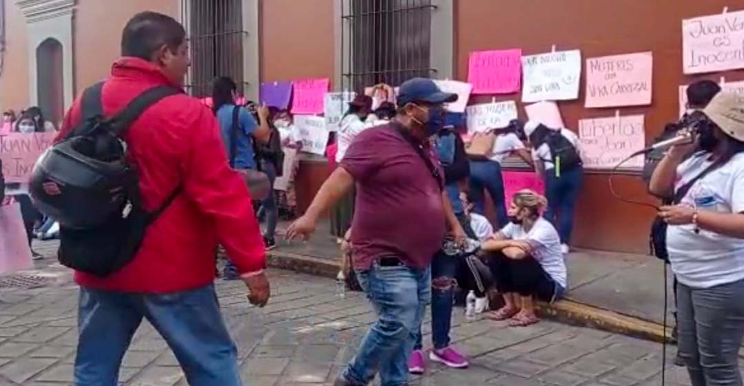 Roberto Vera Carrizal hermano de Juan Antonio, amenaza de muerte durante marcha a reportero de Oaxaca