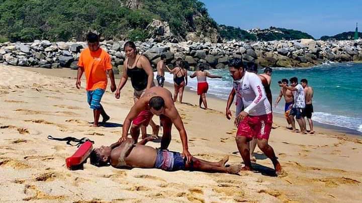 Salvavidas rescatan a turista de morir ahogado en Bahía Chahué, Huatulco