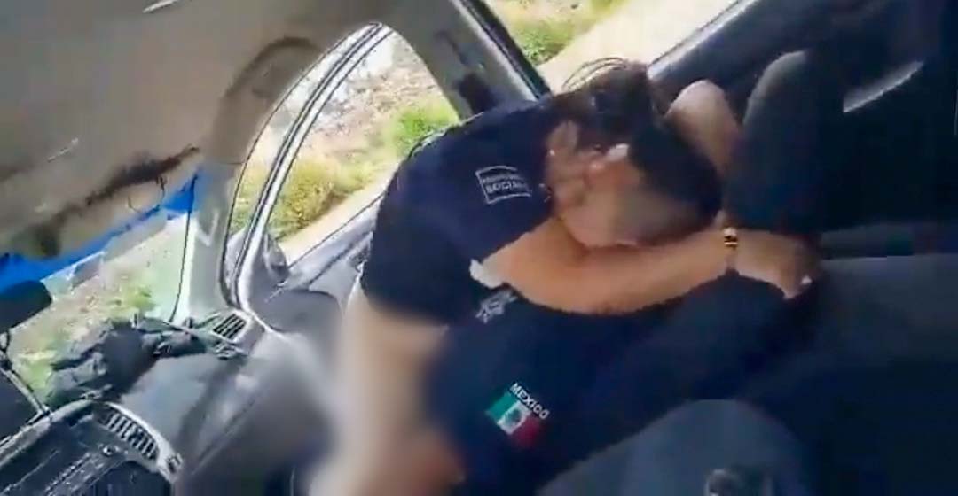 VIDEO: Graban a policías municipales teniendo relaciones sexuales dentro de patrulla