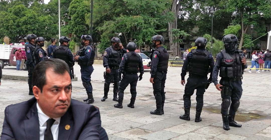 Oswaldo García Jarquín impide acceso a periodistas al zócalo capitalino, Oaxaca