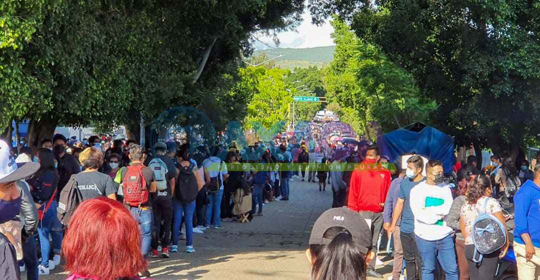 Acompañados de su familia miles de jóvenes acuden aplicarse primera dosis de vacuna