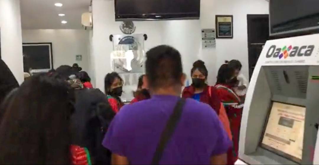 Video: Desplazados Triquis toman oficinas del Gobierno de Oaxaca en CDMX