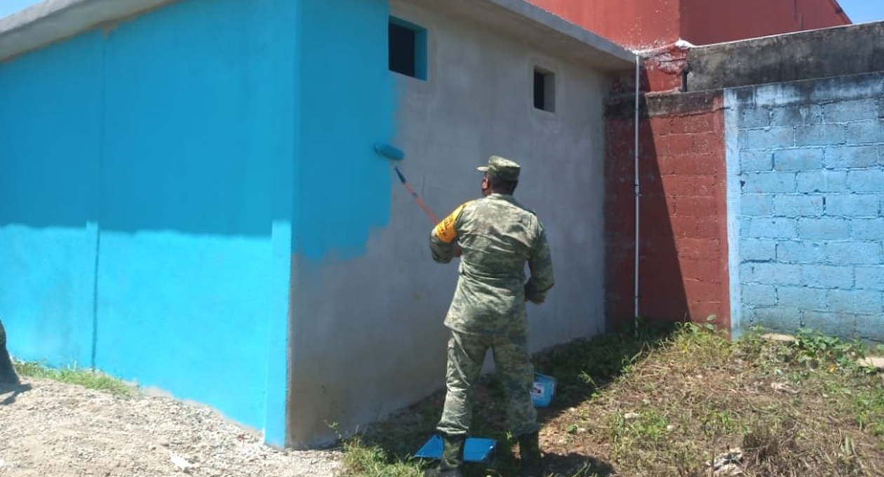 Ejército Mexicano pinta y da mantenimiento a escuelas en San Juan Bautista Tuxtepec