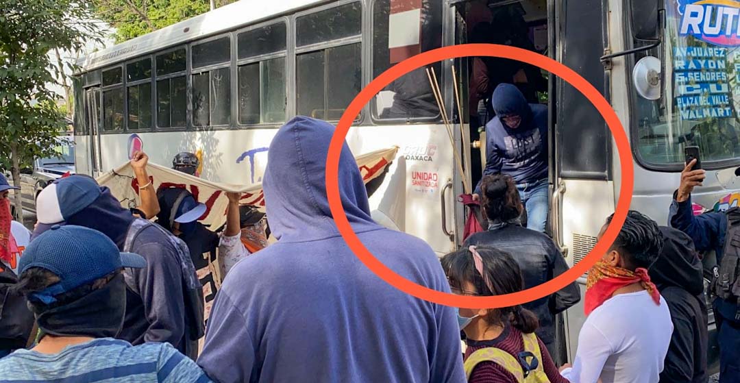 VIDEO: SSPO libera unidades retenidas por normalistas; les decomisa cohetones y bombas molotov, Oaxaca