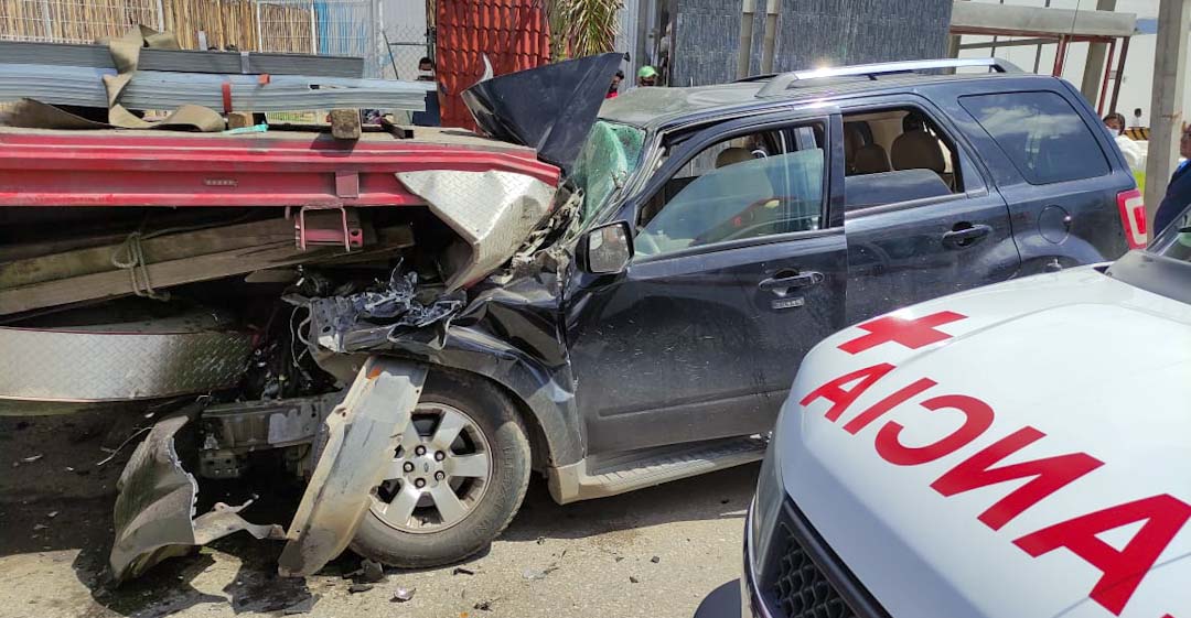 Una persona fallecida y un menor gravemente herido deja choque en Avenida Ferrocarril
