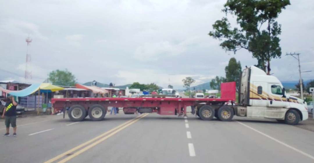 Por pésima calidad en obra del fraccionamiento Rancho Valle de Lago vecinos bloquean carrretera 190