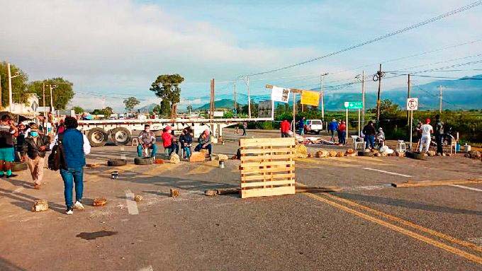 Levantan bloqueo de la 190 vecinos del Fraccionamiento Rancho Valle del Lago