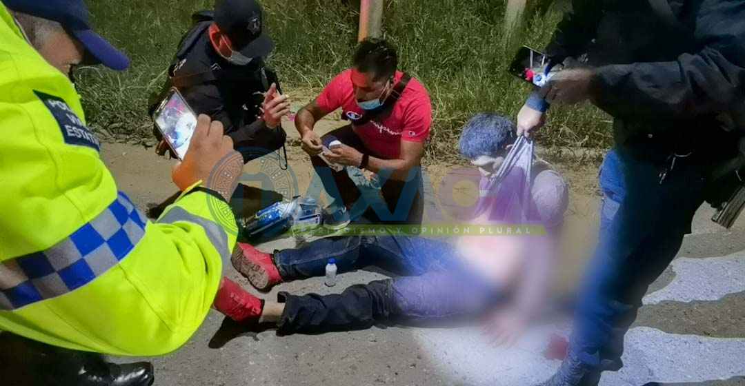 Policías Estatales y reportero atienden a apuñalado ante falta de paramédicos en Riberas del Atoyac, Oaxaca
