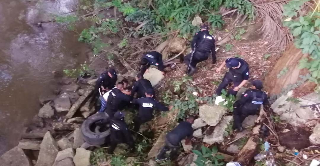 Elementos de la PABIC rescatan a mujer que se había lanzado de Puente en Tuxtepec, Oaxaca