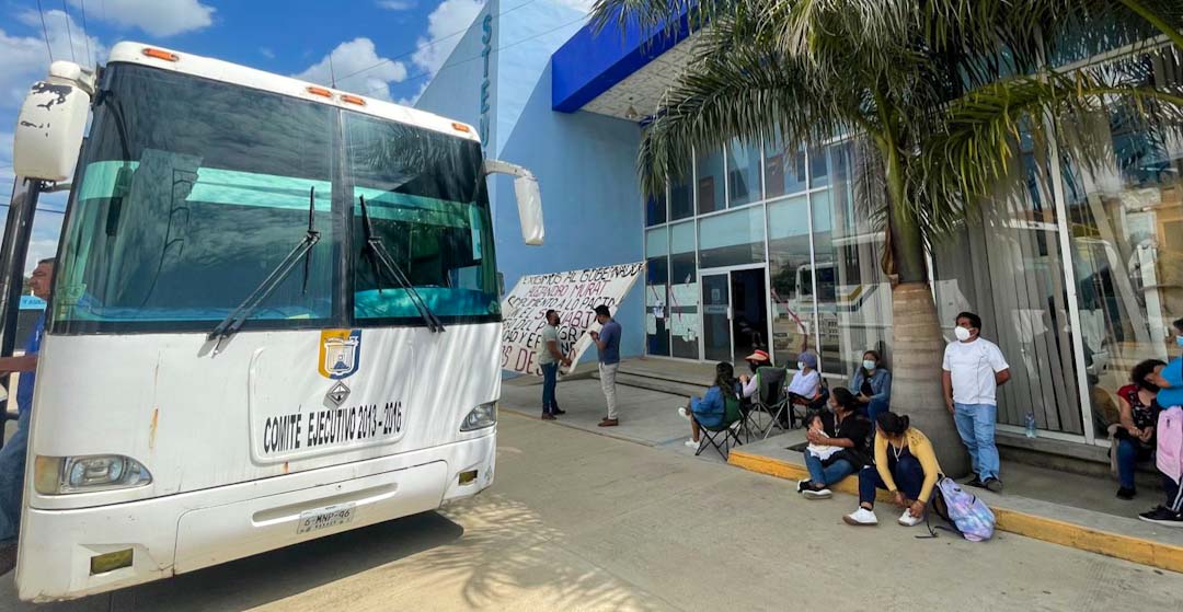 Buscarán destituir a líder del STEUABJO; Ariel Luján negoció con gobierno del estado a espaldas de la base, acusan