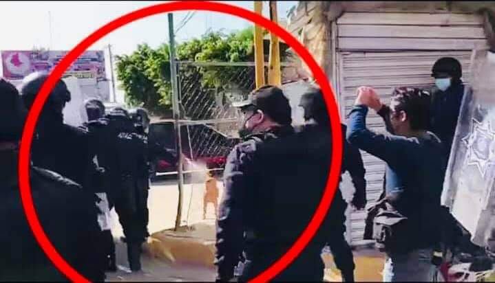 Policía Municipal de Oaxaca de Juárez rocía gas lacrimógeno a perrito en la Central de Abasto
