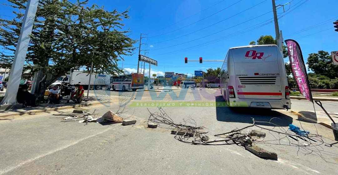 Mientras bloqueos desquician la capital Alejandro Murat pasea en Veracruz y Oswaldo prófugo de Oaxaca