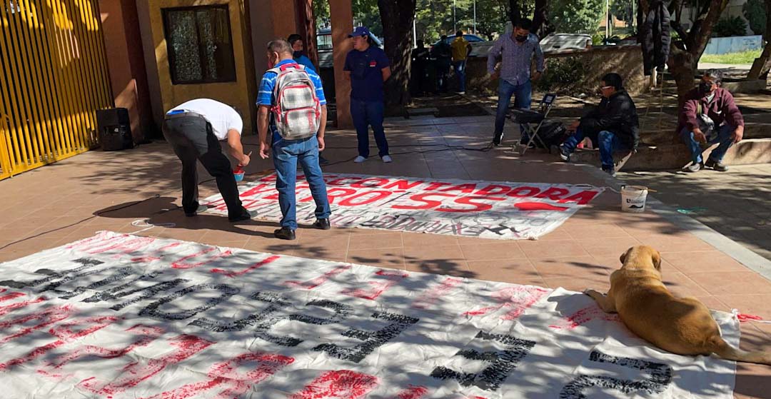 Integrantes del STEUABJO toman cierran CU, piden a la UABJO reembolso de ISR