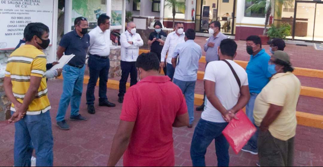 Interviene titular de la SSP para que pescadores levantaran bloqueo en Salina Cruz, Oaxaca