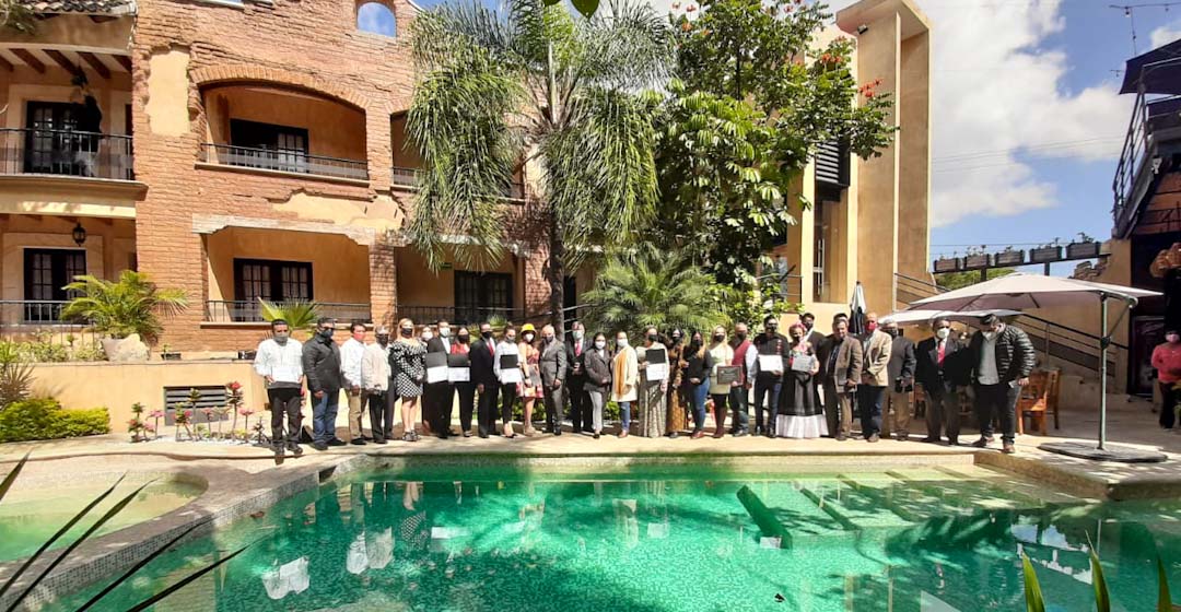 Nombran locutor honorífico a titular de la SSPO durante toma de protesta de asociación de locutores