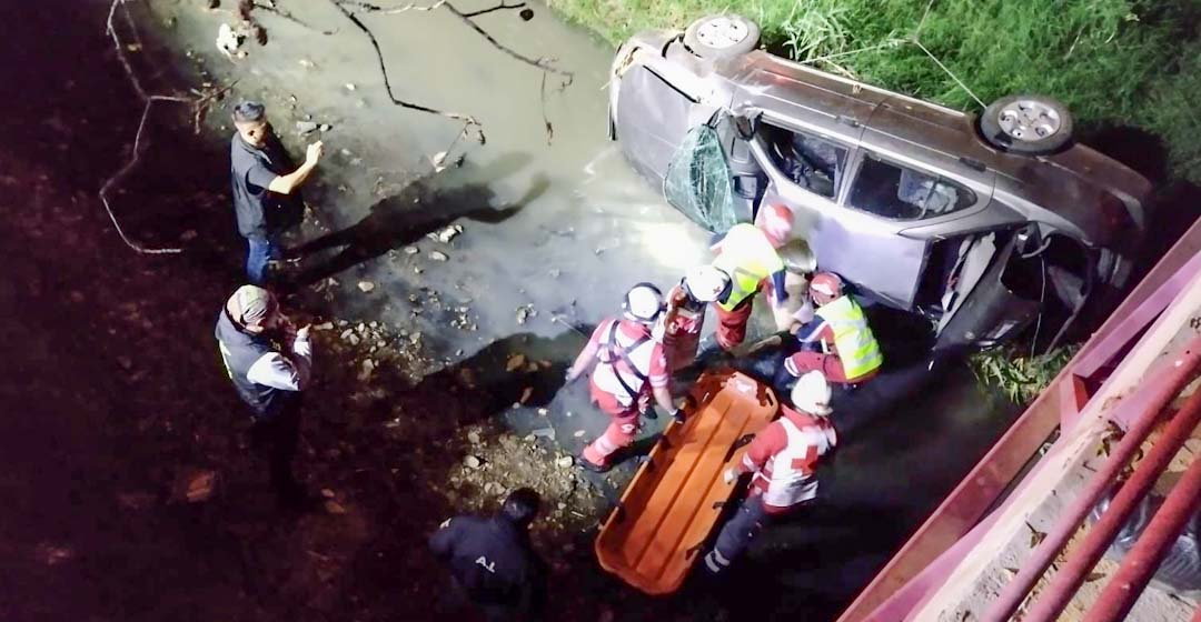 Pierde la vida conductor al volcar vehículo en el río Salado, Oaxaca