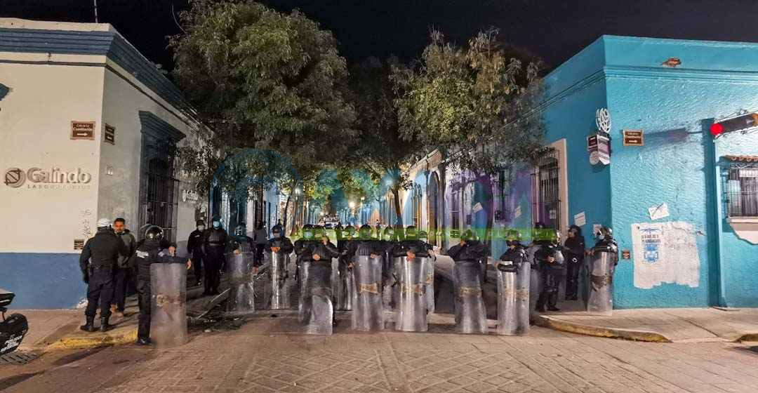 Madrugan a trabajadores de salud, los desalojan de plantón frente a Casa Oficial, Oaxaca