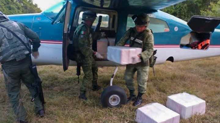 Aseguran aeronave con 400 kg de cocaína en el Istmo de Tehuantepec, Oaxaca