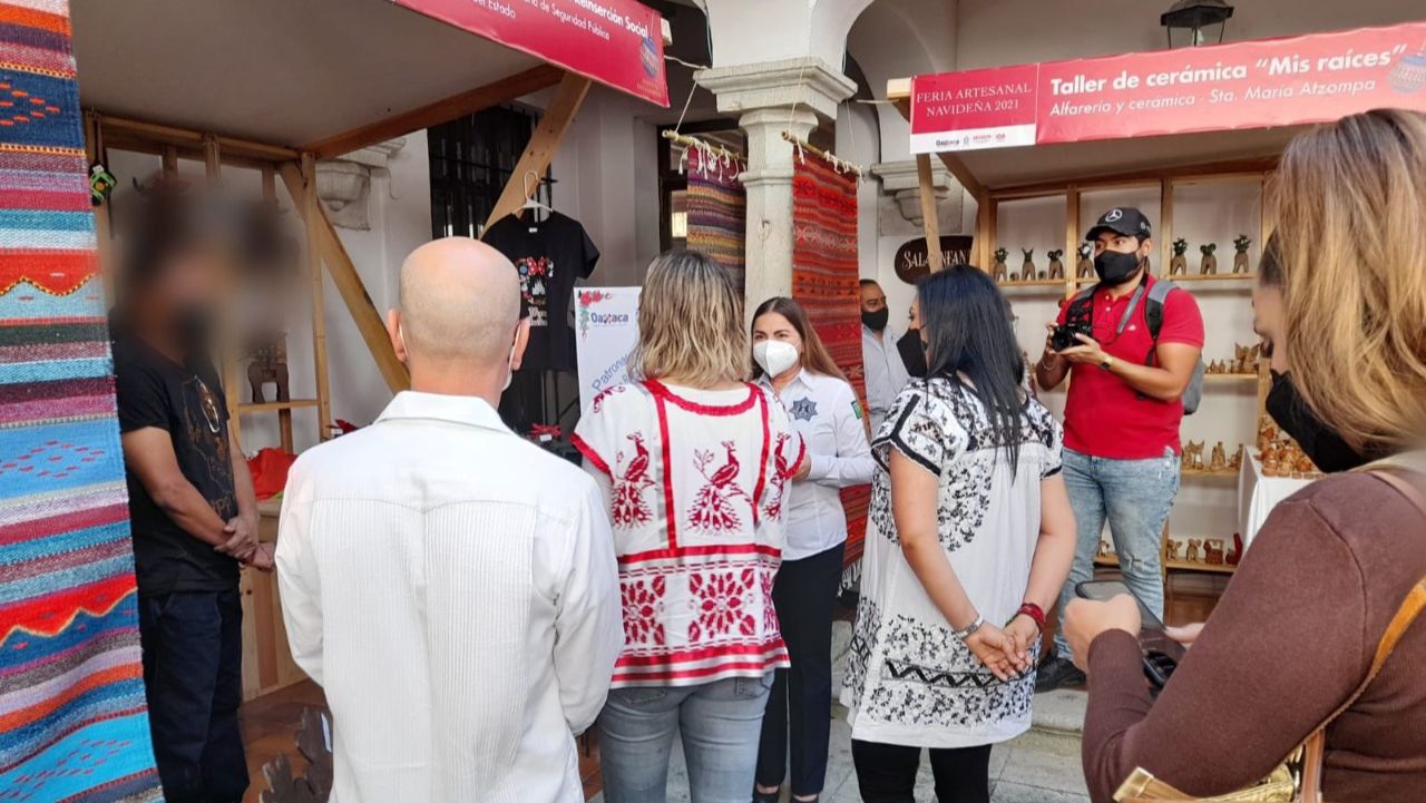 Participan liberados y preliberados en la Feria Artesanal Navideña 2021