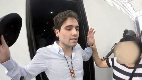 EU revela que Ovidio Guzmán ordenó asesinar a cantante mexicano por negarse a ir a su boda