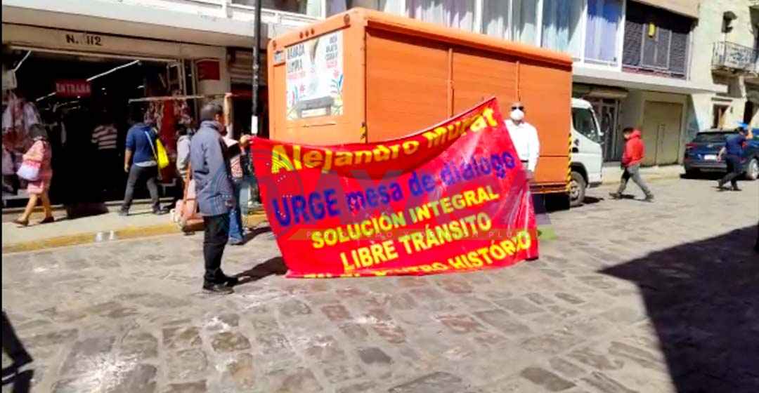 Comerciantes establecidos y vecinos denuncian amenazas de ambulantes por colocar lonas