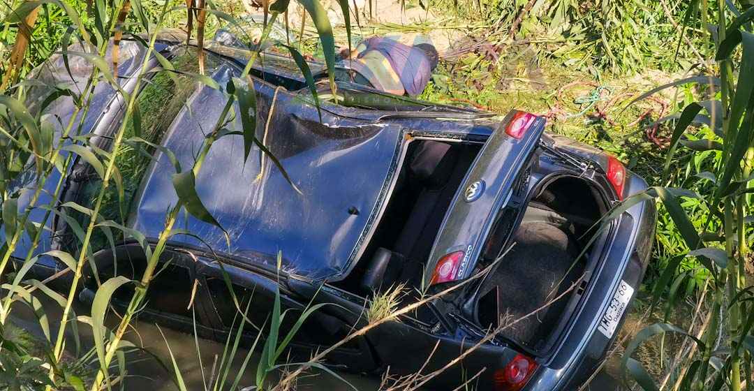 VIDEO: fatal volcadura cobra la vida de conductor en riberas del río Saldo, Oaxaca