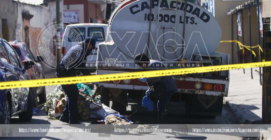 VIDEO: diablero pierde la vida aplastado por pipa de agua en Centro Histórico de Oaxaca