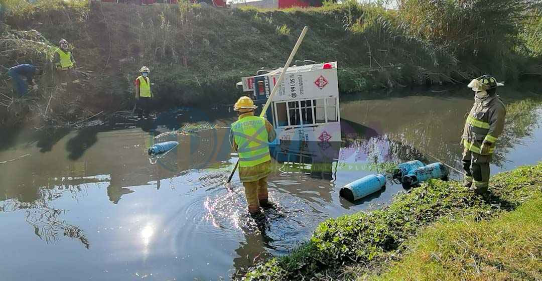 Otra volcadura en el río Salado, ahora un camión repartidor de Gas de Oaxaca
