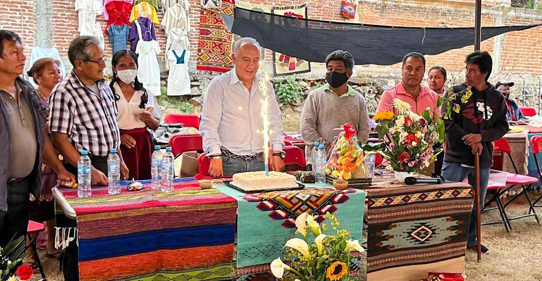 Reciben con Guelaguetza a Helidoro Díaz Escárraga en Teotitlán Del Valle