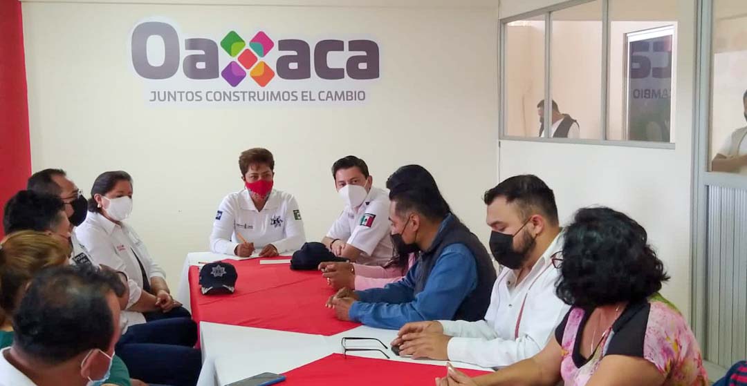 Encargada del despacho de la SSPO Dalia Baños Noyola, se reúne con líderes taxistas de la mixteca