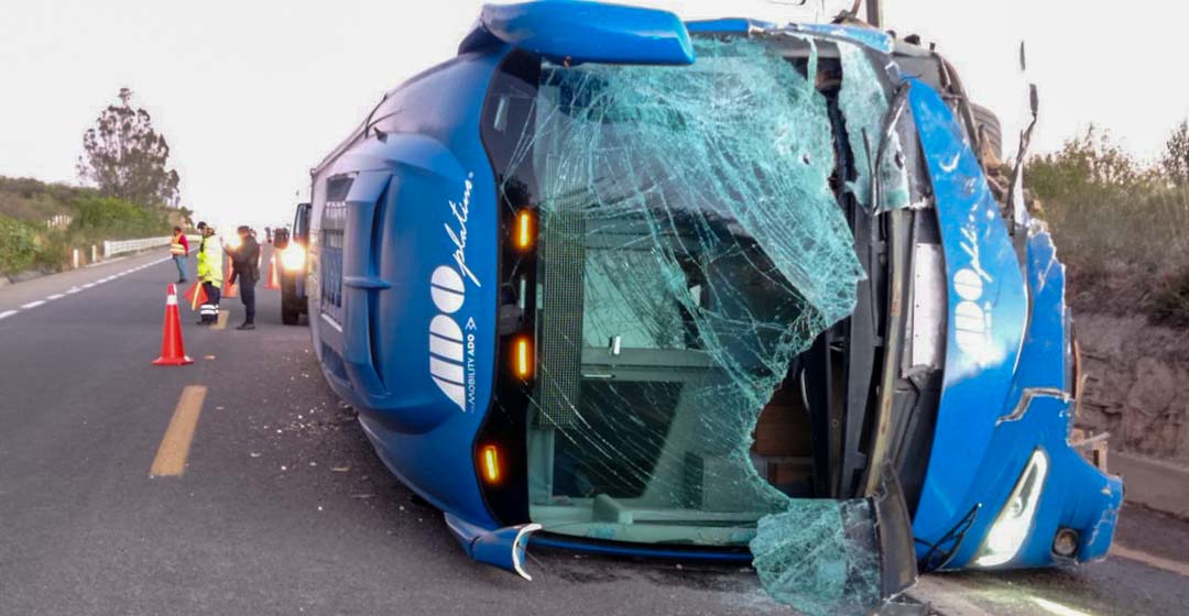 Tres muertos deja choque entre autobús ADO y camioneta de turistas en Nochixtlán, Oaxaca