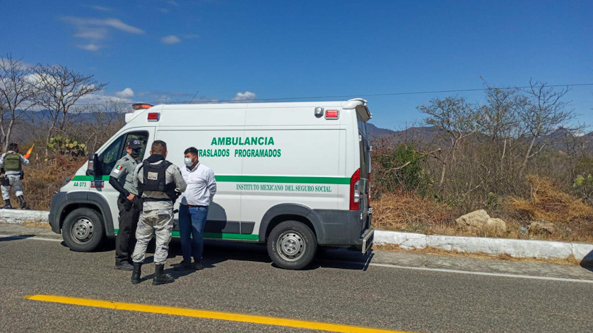En ambulancia del IMSS transportaban 14 indocumentados; los detuvieron en Jalapa del Marqués, Oaxaca