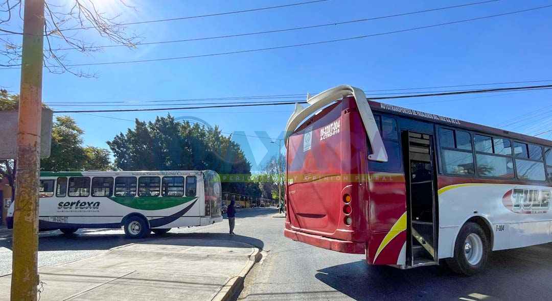 Con bloqueos “Familia Real” y “universitarios” exigen liberación de Martínez Helmes