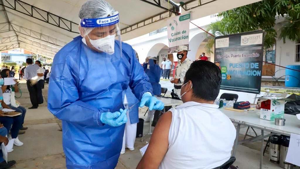 Arranca vacunación de refuerzo para personal educativo en Oaxaca